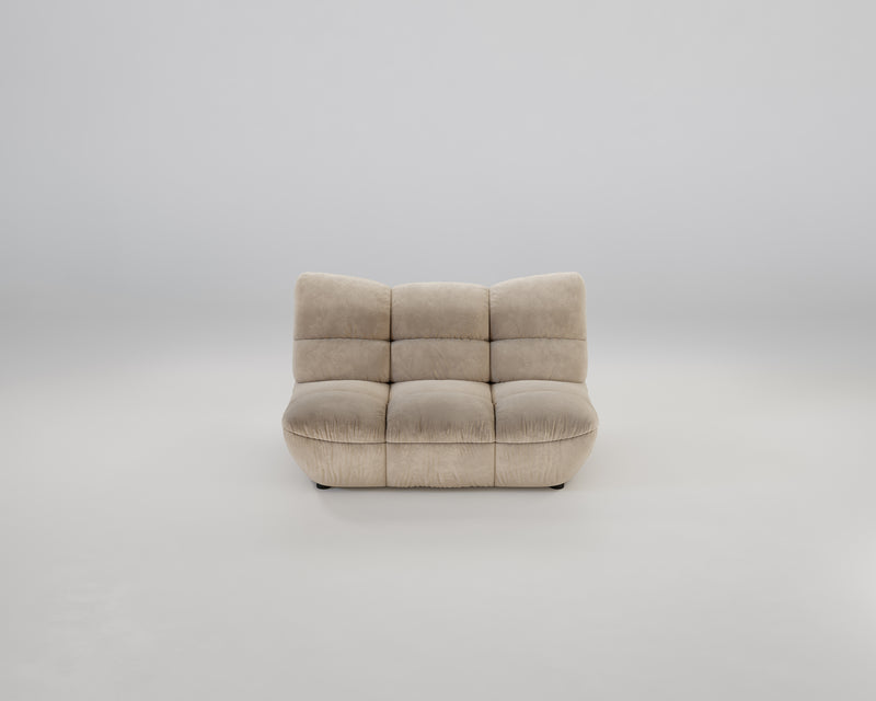 Das Pomodoro 2-Sitzer-Sofa in Beige steht in der Mitte eines schlichten weißen Studios, mit getufteter Rückenlehne.