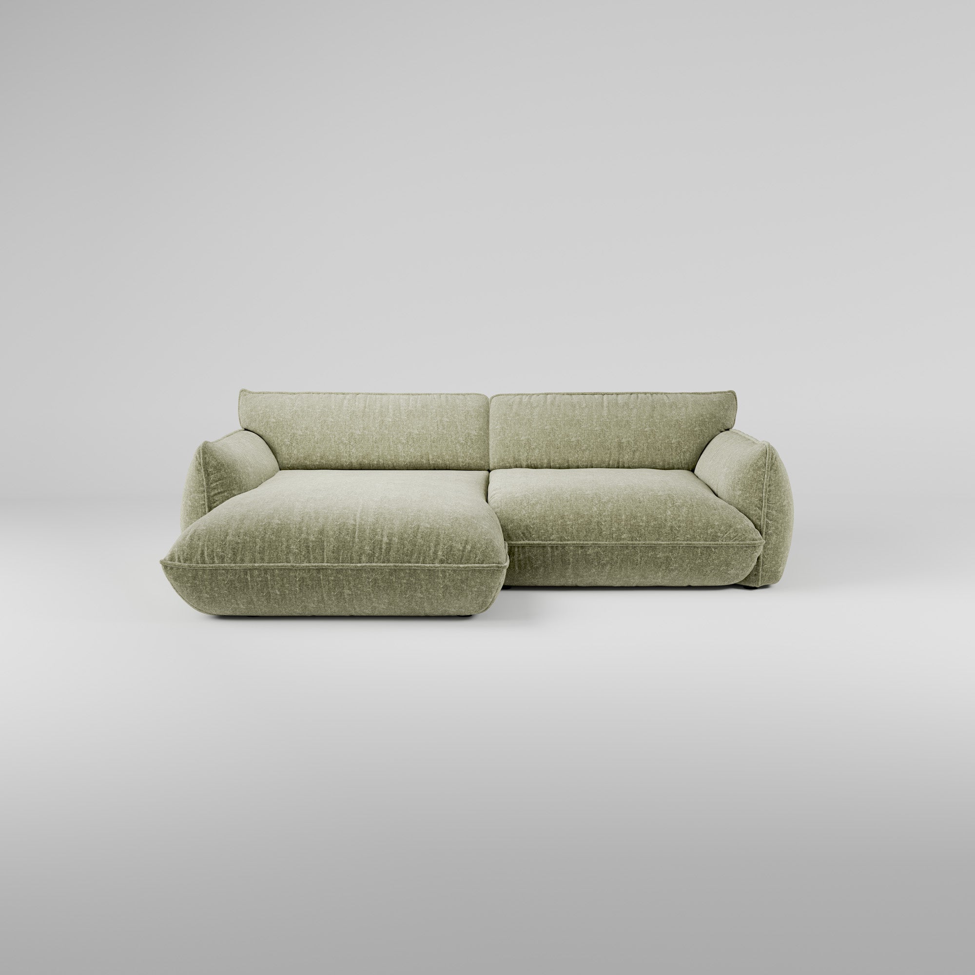 Hellgrünes Morandi 3-Sitzer Ecksofa (Links) mit Chaiselongue, vor weißem Hintergrund.